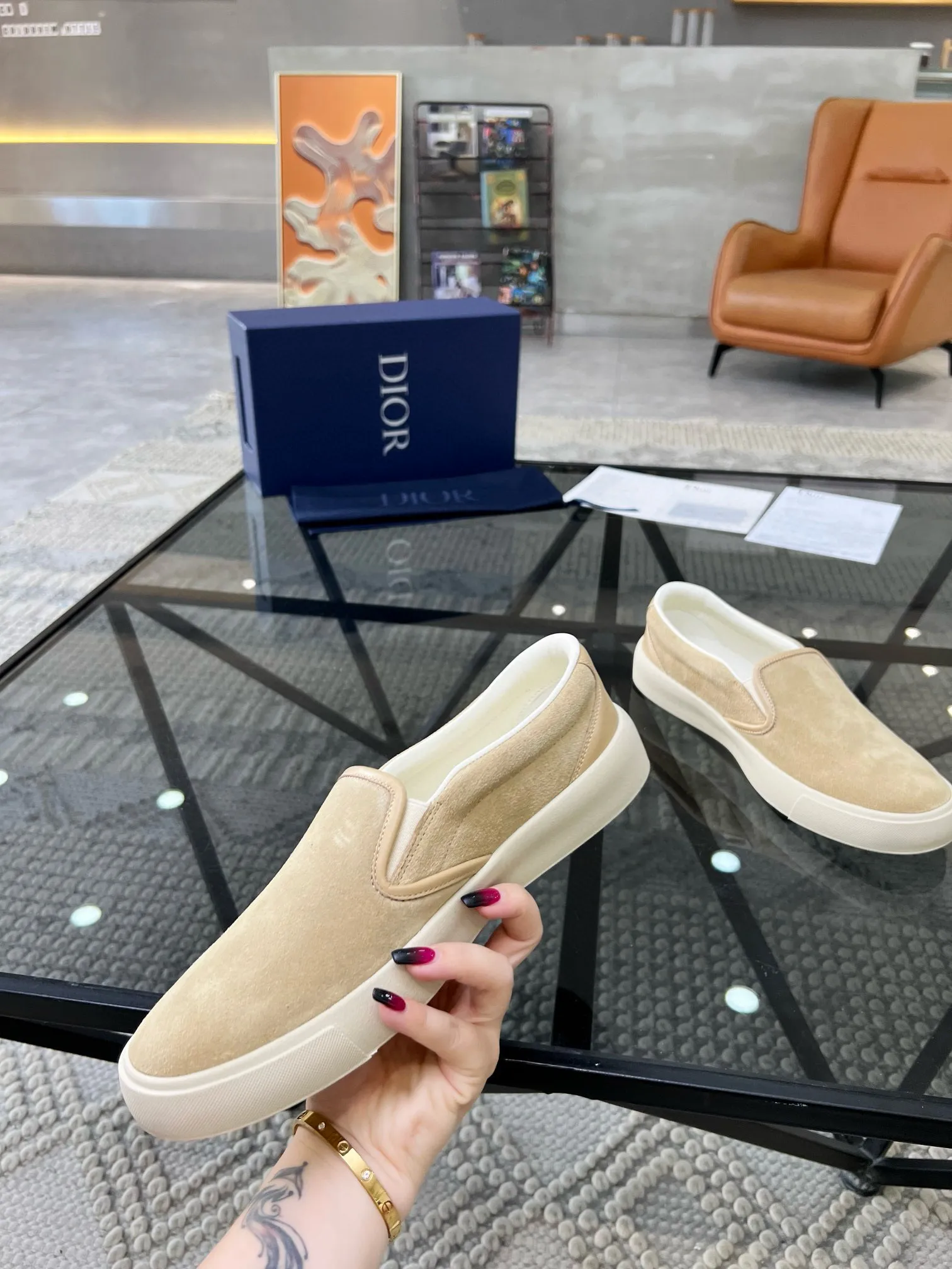 Factory price: 380💰D 🔍Top purchasing agent🇮🇹 Dior's super popular sneakers, popular sneakers, new products are synchronized with the counters. The uppers are imported cowhide from Italy. It is perfectly reproduced with complex craftsmanship that is a must-have for fashionistas. Imported soft water-dyed cowhide lining and foot pads Sole: The original sole is specially provided by the original factory, the exclusive movable molded sole is super comfortable, the original factory follows the order, 🔍🔍high quality, you can enter and exit the counter at will, welcome to compare, the code number is 39-44 (38 45 can be ordered)